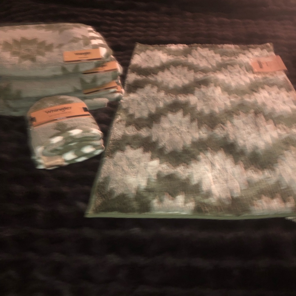 ‼️ Wrangler Green Geometric Reversible Towel Set & matching rug ‼️ 7 pieces